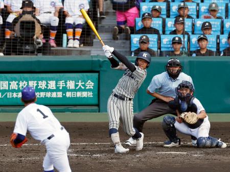 横手―敦賀気比　４回表敦賀気比２死二塁、辻琉が中越えに適時二塁打を放つ。投手佐藤宙、捕手加藤＝甲子園