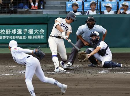 履正社―享栄　８回表履正社２死二、三塁、北西が右越えに２点三塁打を放つ。投手上江滝、捕手大森＝甲子園