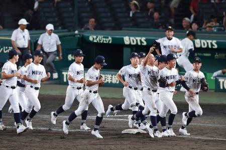 松商学園に勝利し、駆け出す三重ナイン＝甲子園