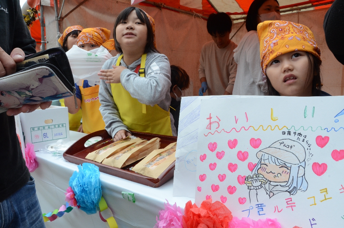 ２０２４年大会。お店の手作りポスターも魅力的