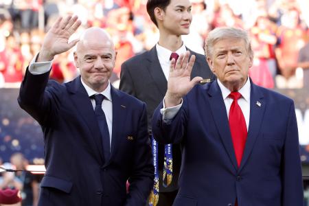 Ｗ杯の表彰式で並ぶＦＩＦＡのインファンティノ会長とトランプ米大統領＝７月、米ニュージャージー州イーストラサフォード（ゲッティ＝共同）