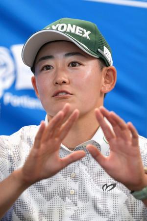 記者会見する岩井明愛＝１１日、コロンビアエッジウオーターＣＣ（共同）