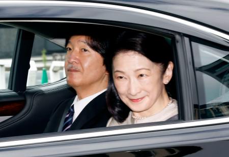 皇居に入られる秋篠宮ご夫妻＝１２日午前、半蔵門