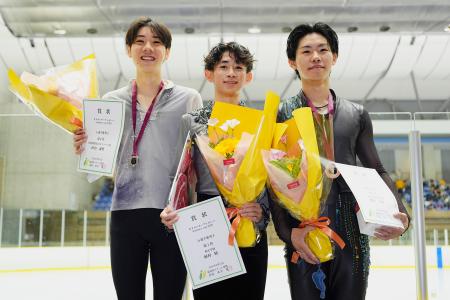 ジュニア男子で優勝した植村駿（中央）、２位の田内誠悟（左）、３位の蛯原大弥＝木下カンセーアイスアリーナ
