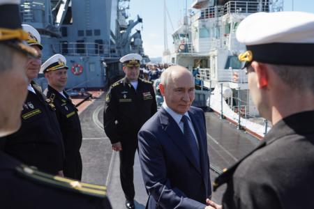 ロシア海軍のミサイル巡洋艦を訪れるプーチン大統領＝１３日、極東ユジノサハリンスク（ロシア大統領府提供、タス＝共同）