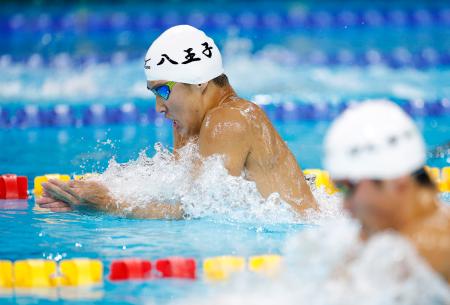 男子２００メートル個人メドレー決勝　２分１秒１１で優勝した八王子学園八王子・水町騎士の平泳ぎ＝インフロニア草津アクアティクスセンター