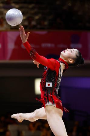 個人予選　鈴木菜巴のボール＝フランクフルト（共同）