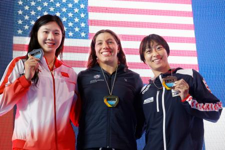 女子１００メートル平泳ぎで３位となり、表彰式で笑顔を見せる鈴木聡美（右）＝アーバイン（共同）