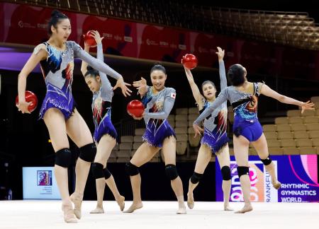 団体総合に向け最終調整する新主将の田口久乃（中央）ら日本＝フランクフルト（共同）