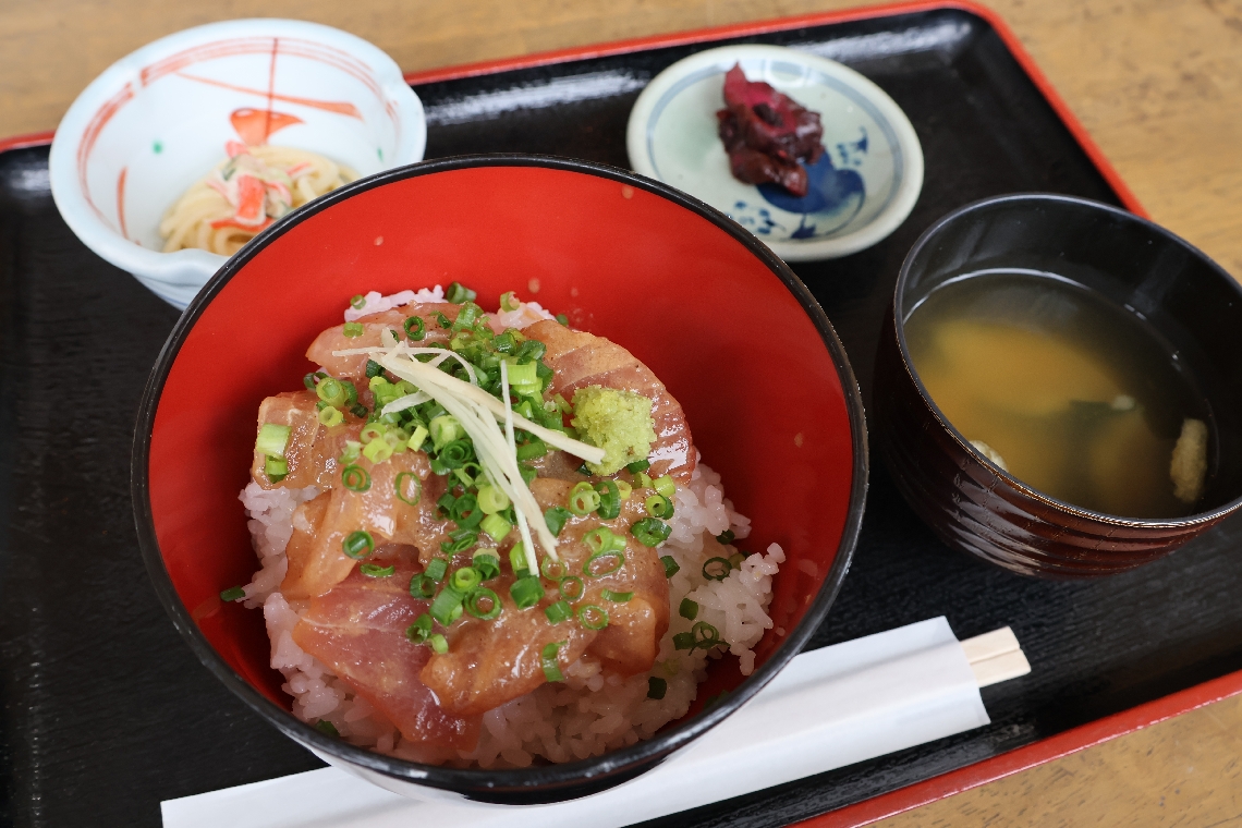 甘いごまだれが特徴のひゅうが丼＝津久見市高洲町の「汐の音」