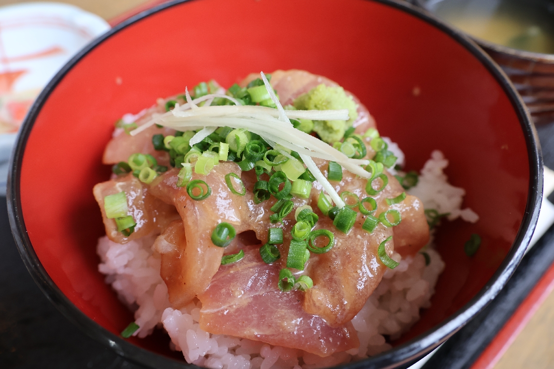 甘いごまだれが特徴のひゅうが丼