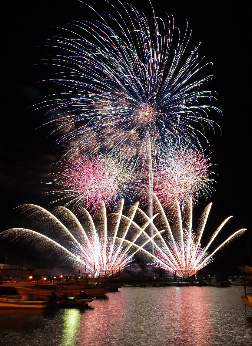 観客を魅了した色鮮やかな花火＝１５日夜、国東市武蔵町（２枚の写真を比較明合成）