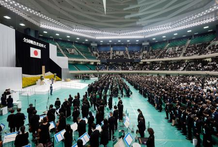 戦後８１年の全国戦没者追悼式で、黙とうする参列者＝１５日正午、東京・日本武道館