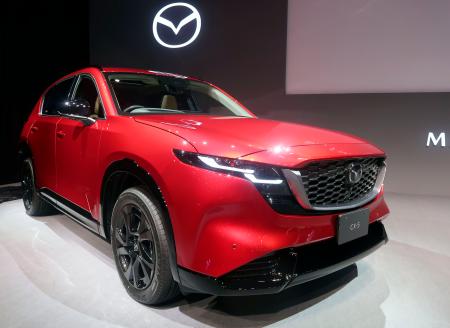 マツダが９年ぶりに全面改良した「ＣＸ―５」＝５月、東京都渋谷区