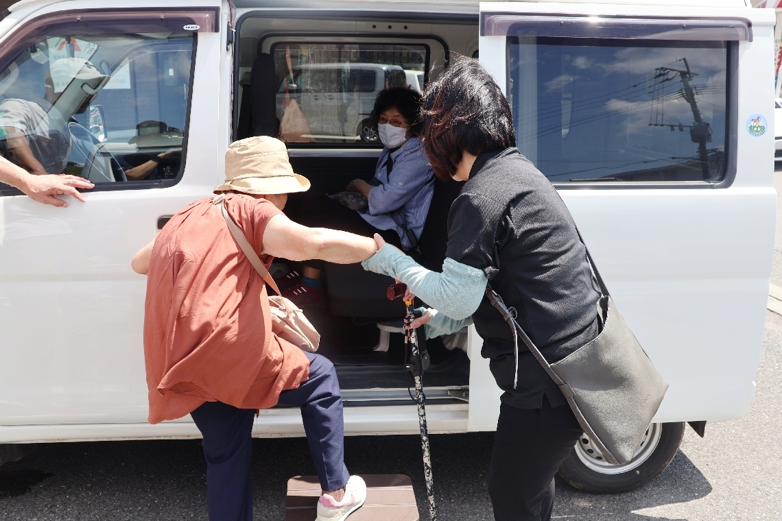 買い物を終え、車両に乗り込む利用者