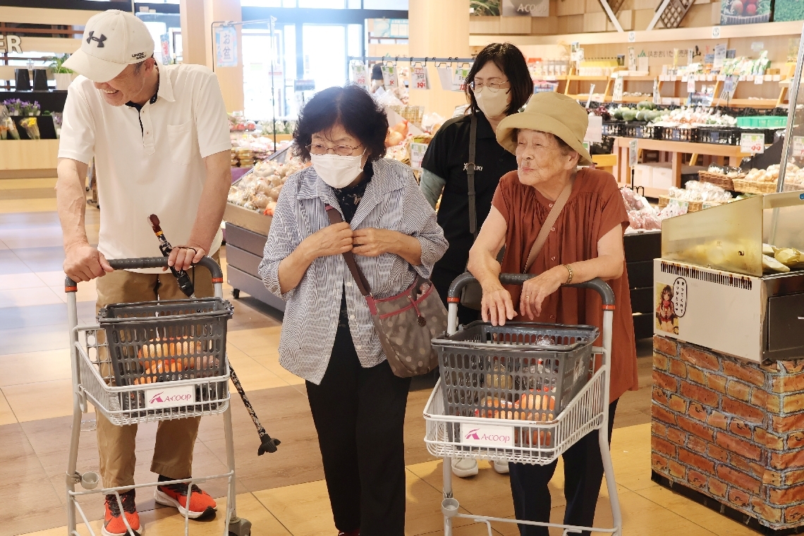 ボランティアと一緒に買い物を楽しむ利用者