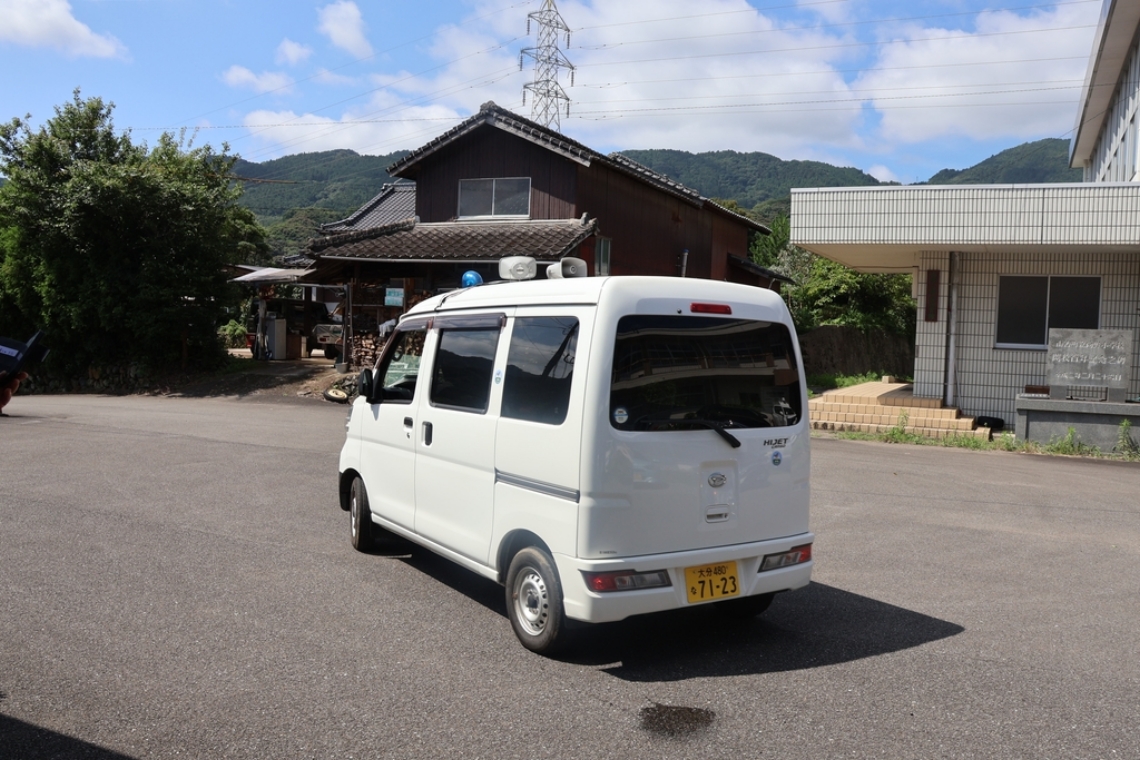 商業施設に向けて出発した車両