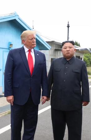 トランプ米大統領（左）と北朝鮮の金正恩朝鮮労働党総書記のツーショット写真（トランプ氏のＳＮＳより、共同）