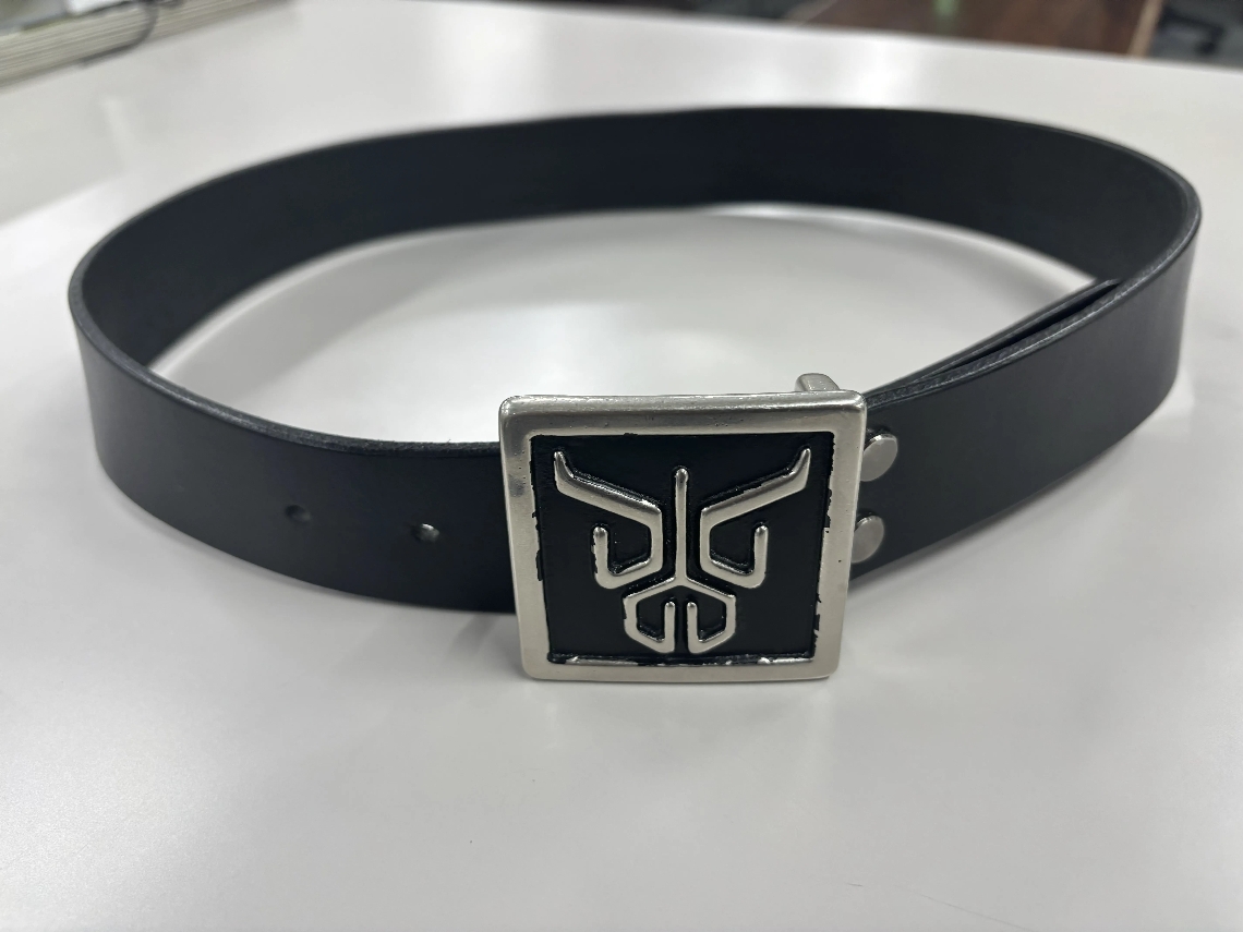 私物のベルト。「仮面ライダークウガ」の劇中にて、主人公・五代雄介が自作した物を基に商品化した逸品。中央は「クウガ」のロゴマーク。ほぼ毎日使っています＝大分市