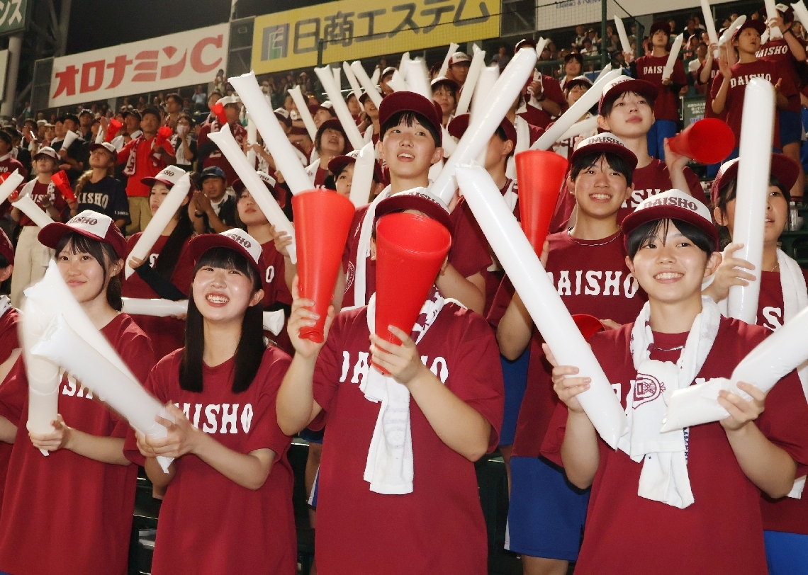９回の攻撃で、笑顔で応援する在校生
