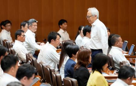 自身への辞職勧告決議案の採決前に、議場を後にする福岡県議会の蔵内勇夫議長。この後、動議が出され採決は中止された＝１７日午後