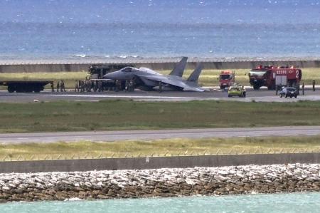 那覇空港の滑走路で立ち往生した航空自衛隊のＦ１５戦闘機＝１８日午後３時４分