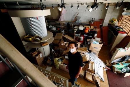 経営する子供服販売店が被災し、事務所で取材に応じる清田秀範さん＝１３日、熊本県八代市