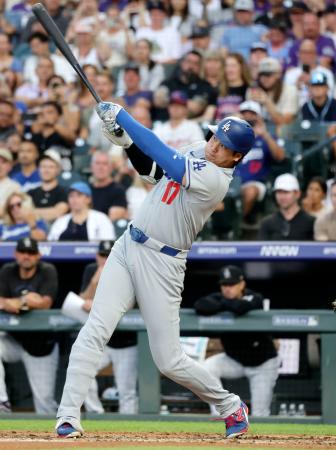 米大リーグ、ロッキーズ戦の３回、３０号２ランを放つドジャース・大谷翔平。６年連続で３０本塁打に到達した＝１８日、デンバー（共同）