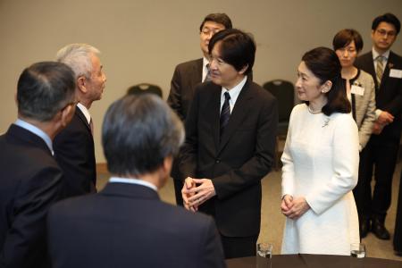 パラグアイの首都アスンシオン近郊で、在留邦人と懇談される秋篠宮ご夫妻＝１９日（代表撮影・共同）