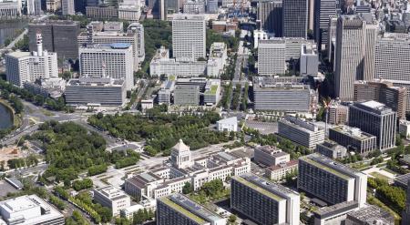 国会議事堂（手前中央）と霞が関の官庁街（後方）＝東京都千代田区
