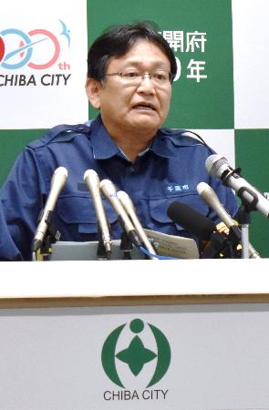 記者会見する神谷俊一千葉市長＝２０日午後、千葉市役所