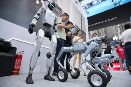 「世界ロボット大会」で展示された、中国の宇樹科技（ユニツリー・ロボティクス）のロボット＝２０日、北京（共同）