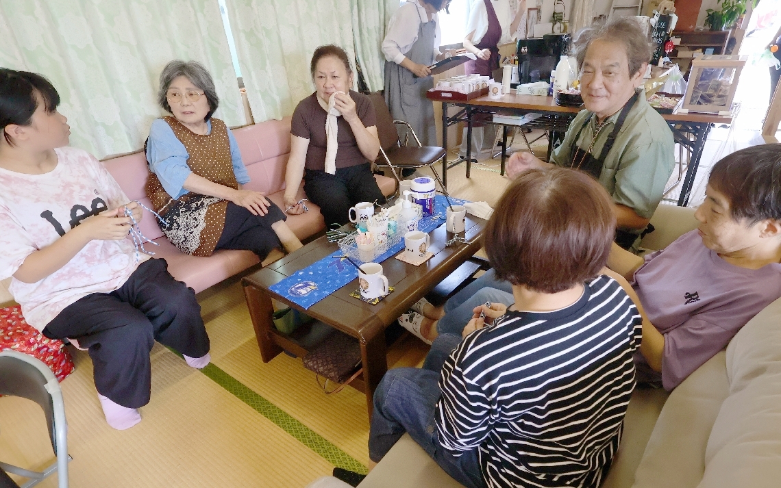 関ばっくすのマスターの渡辺忠孝さん（右奥）とコーヒーを飲みながら交流する住民＝１８日、大分市佐賀関