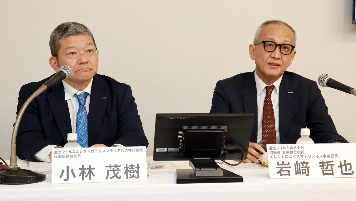 記者からの質問に答える小林茂樹社長（左）と富士フイルムの岩崎哲也取締役