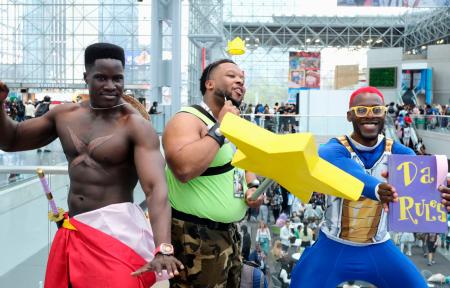 米ニューヨークで開幕した「アニメＮＹＣ」で、コスプレ姿でポーズをとる来場者＝２０日（共同）