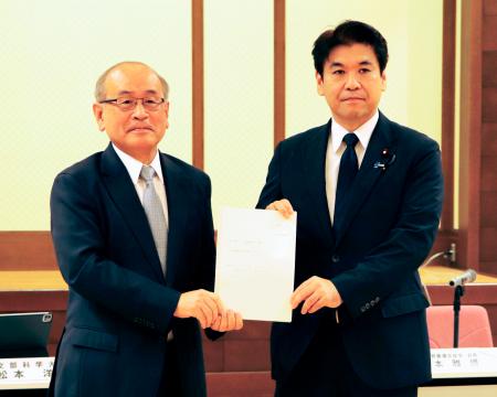 第５期教育振興基本計画について中教審に諮問する松本文科相（右）＝２１日午前、文科省