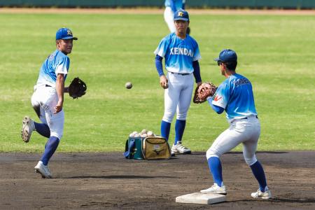 守備練習する健大高崎ナイン＝大阪府豊中市