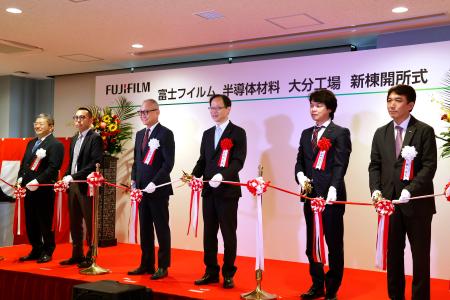 富士フイルム子会社の大分工場で行われた新棟の開所式＝２１日午後、大分市