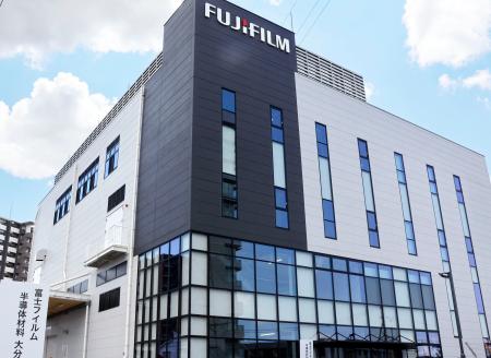 富士フイルム子会社の大分工場に開所した新棟＝２１日午後、大分市
