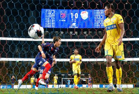ＦＣ東京―千葉　後半、チーム２点目のゴールを決め、駆け出すＦＣ東京・安斎（左）＝ＭＵＦＧ国立
