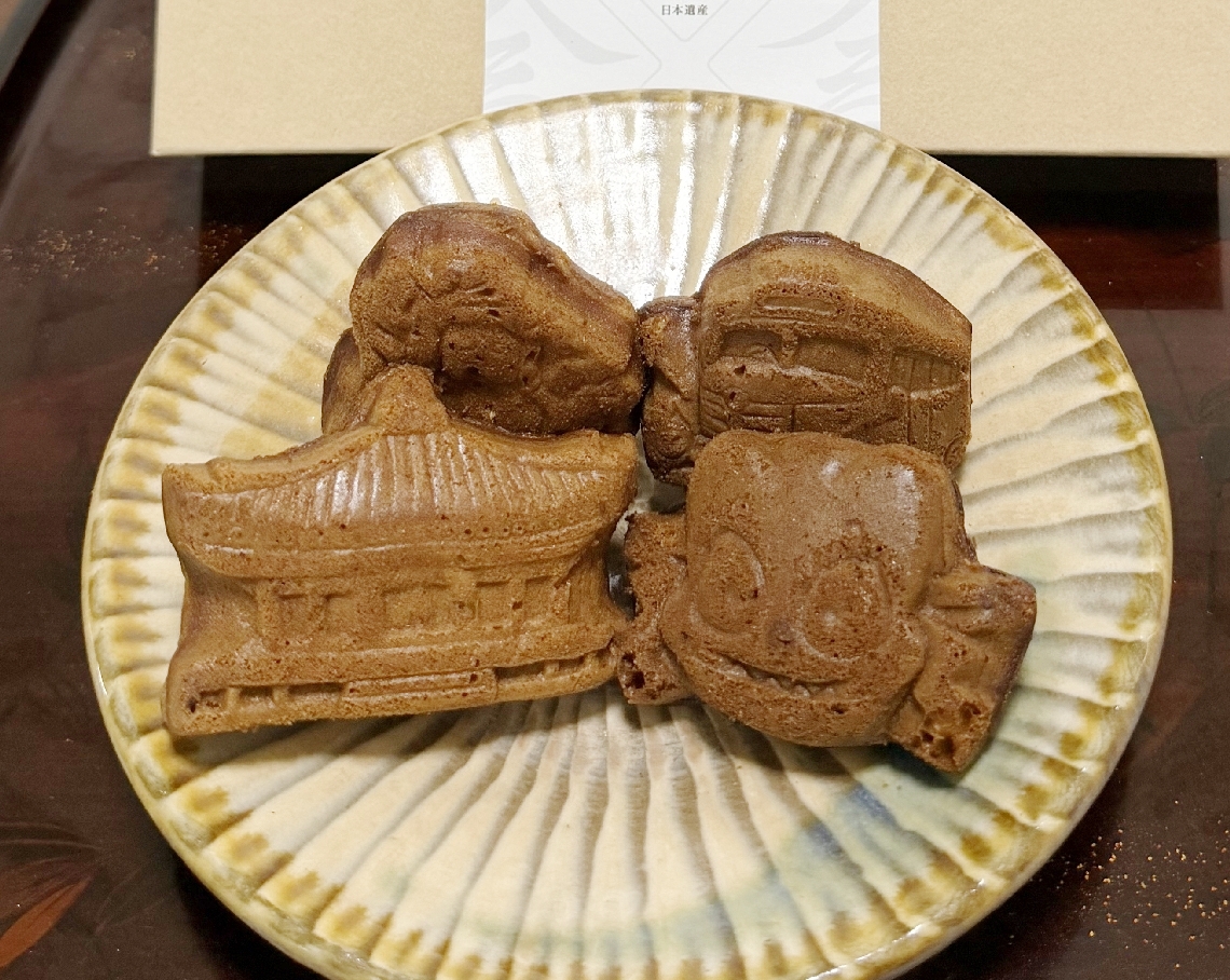 豊後高田市の名所などの形をした人形焼き。生地には香々地長命草を練り込んでいる