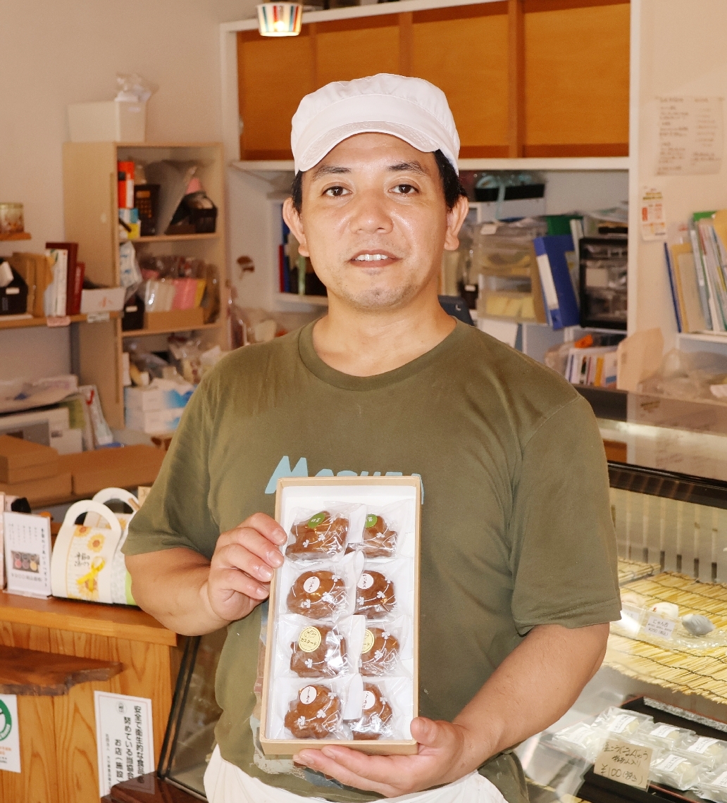 「新しい豊後高田の名物菓子に」とＰＲする高梨大輔代表＝菓子禅高田屋