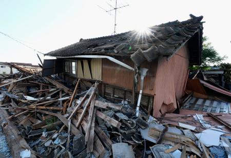 地震で倒壊した熊本県八代市の家屋＝２２日午後