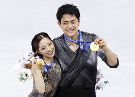 ミラノ・コルティナ冬季五輪フィギュアスケートのペアで金メダルを獲得した三浦璃来さん（左）、木原龍一さん＝２月、イタリア・ミラノ（共同）
