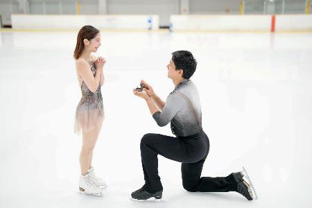 ２３日、フィギュアスケートの「りくりゅう」ペア、三浦璃来さん（左）と木原龍一さんがＳＮＳに投稿した写真。婚約を発表した（（Ｃ）田中宣明）