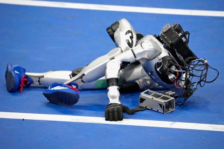 「世界人型ロボットスポーツ大会」でレースを終え、倒れるＧＭＯインターネットグループのロボット＝２３日、北京（共同）