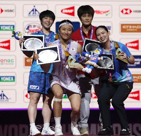 女子シングルスで準優勝の山口茜（左端）。右隣は優勝した安洗塋＝ニューデリー（ロイター＝共同）