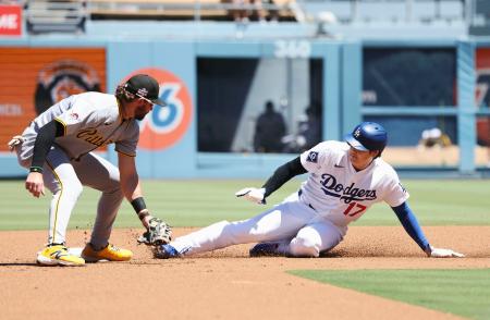 パイレーツ戦の１回、二盗を決めるドジャース・大谷＝ロサンゼルス（共同）