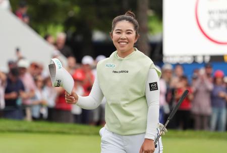 ゴルフのＣＰＫＣ女子オープン最終ラウンド、ウイニングパットを決め笑顔の山下美夢有。米ツアー４勝目を挙げた＝２３日、カナダ・エドモントンのロイヤル・メイフェアＧＣ（共同）