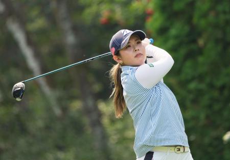 最終ラウンド、４番でティーショットを放つ吉田優利。通算１４アンダーで２位＝ロイヤル・メイフェアＧＣ（共同）